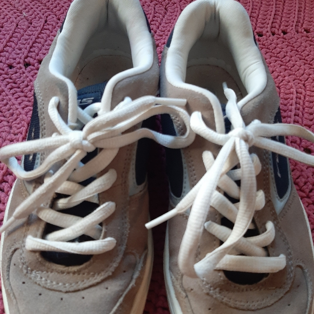 Vans sneakers size 5.5 boys,equal to size 7 womens